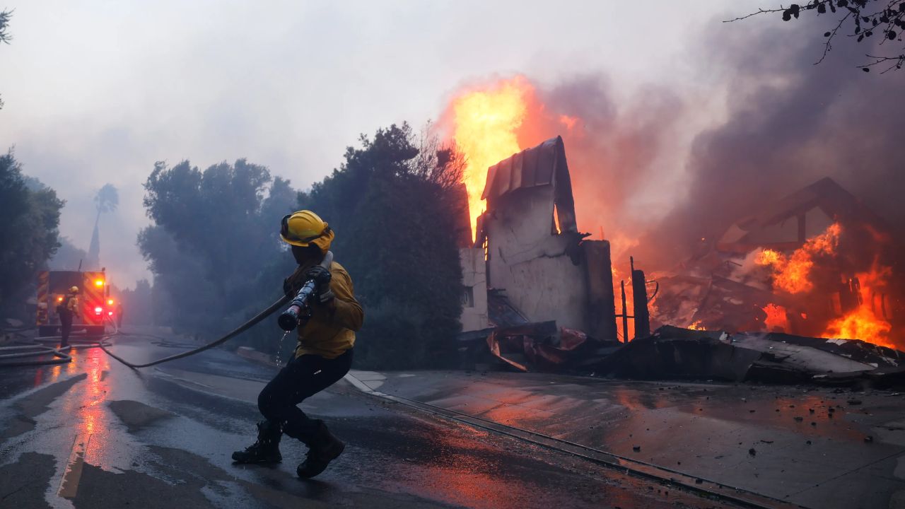 Los incendios en Los Ángeles comienzan a ceder, mientras autoridades combaten los saqueos