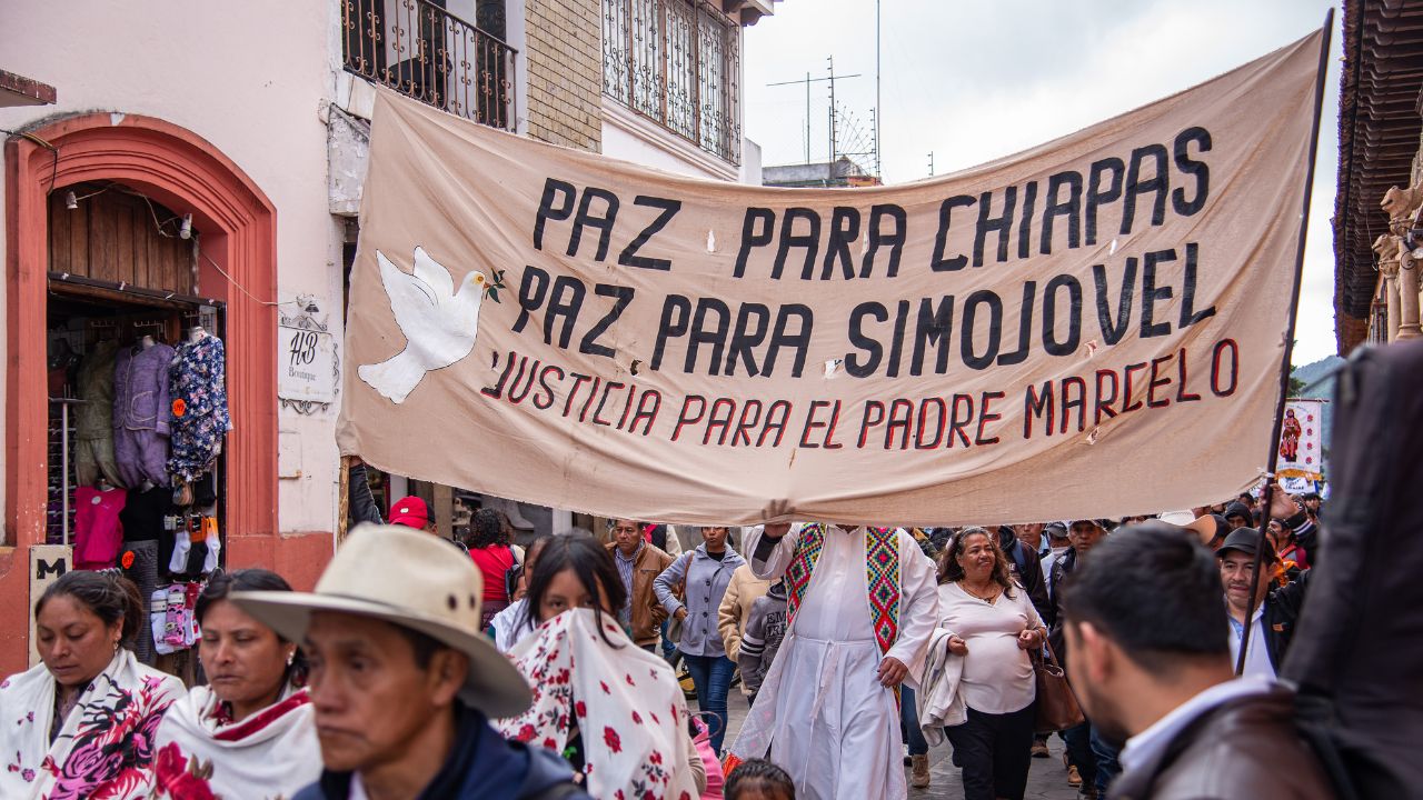 Miles de indígenas marchan en frontera sur de México ante inseguridad y violencia