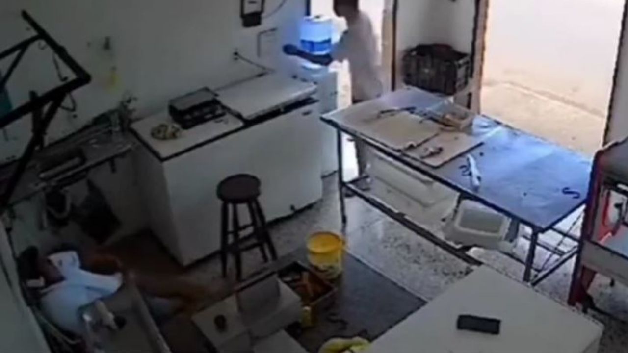 VIDEO: Joven recibe descarga eléctrica al conectar su celular a un enchufe