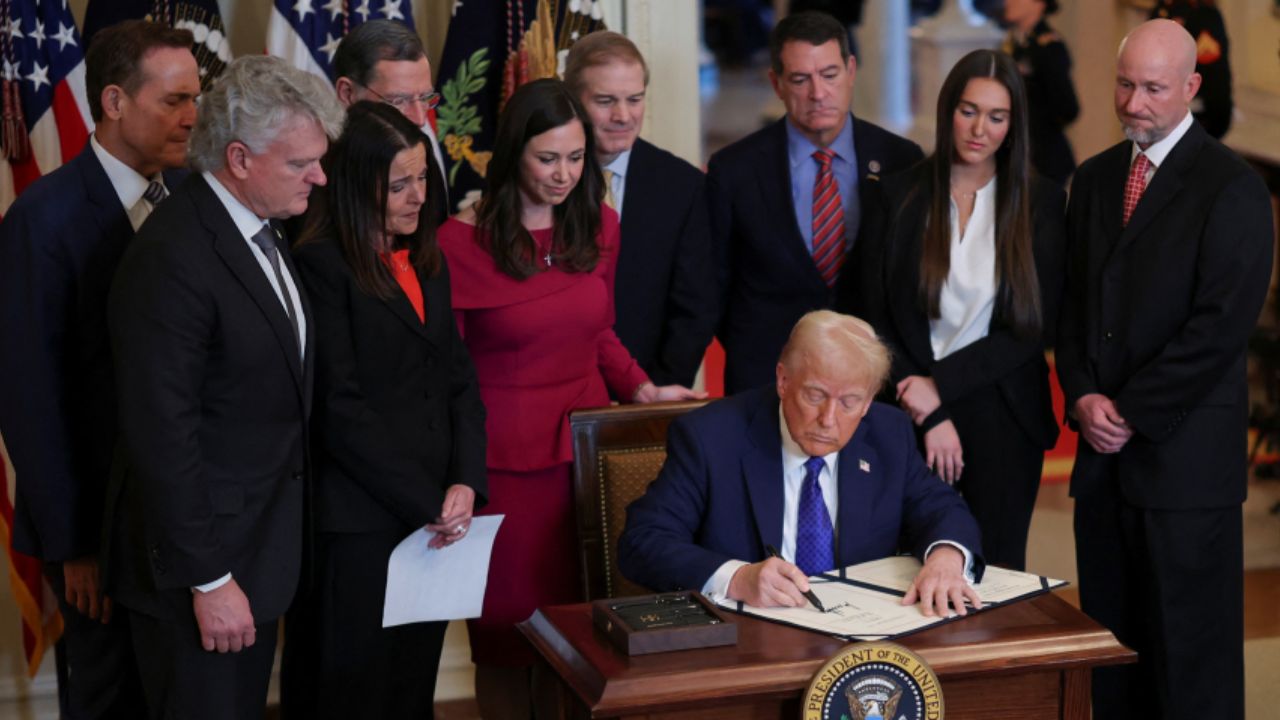 Trump firma ley que permite detener a migrantes en situación irregular acusados de algunos delitos