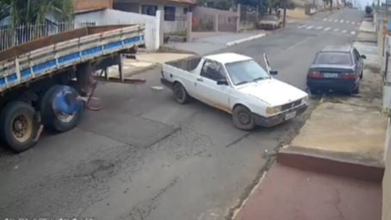 '¡Ay, ay, chocó!': cámara capta momento en que niño en bicicleta se estrella contra camión
