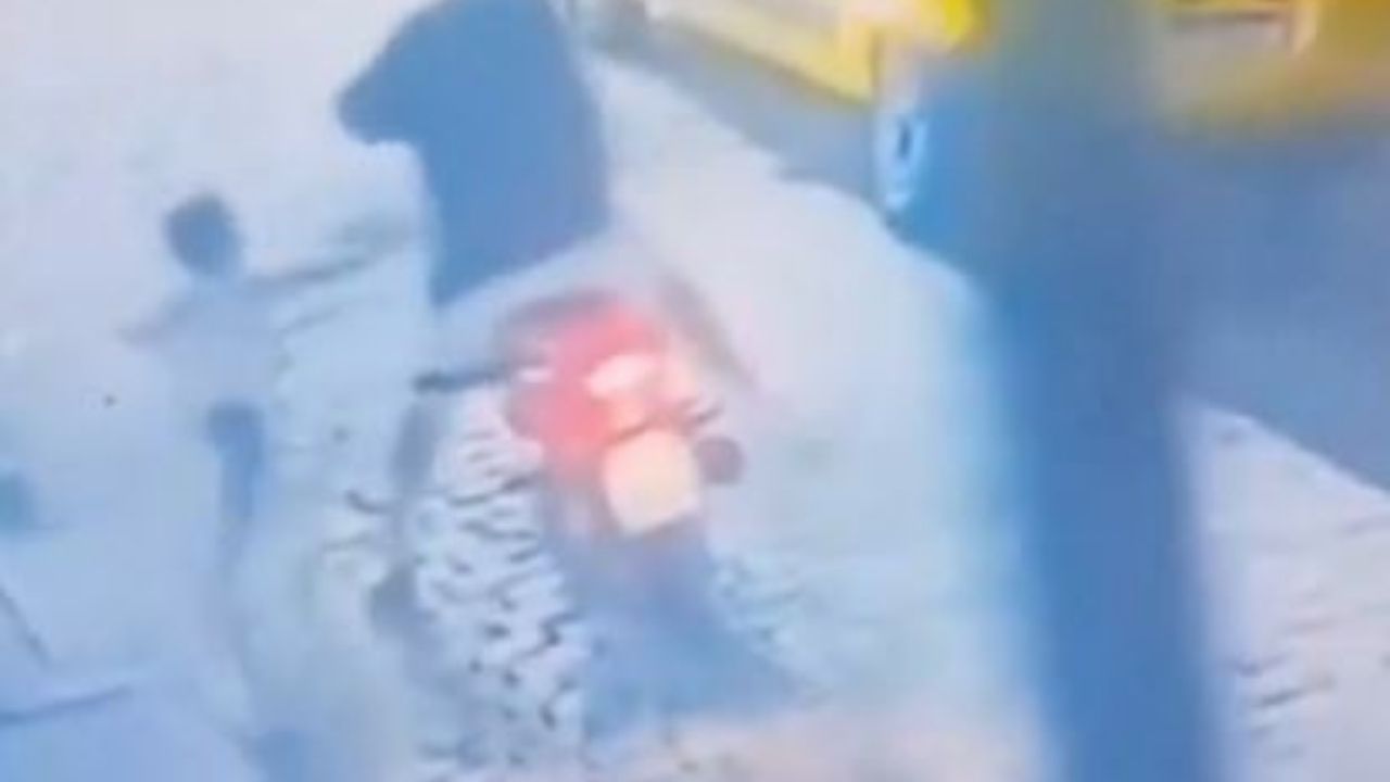 Sensible video: ladrón mata a hombre frente a su hijo por robarle la moto