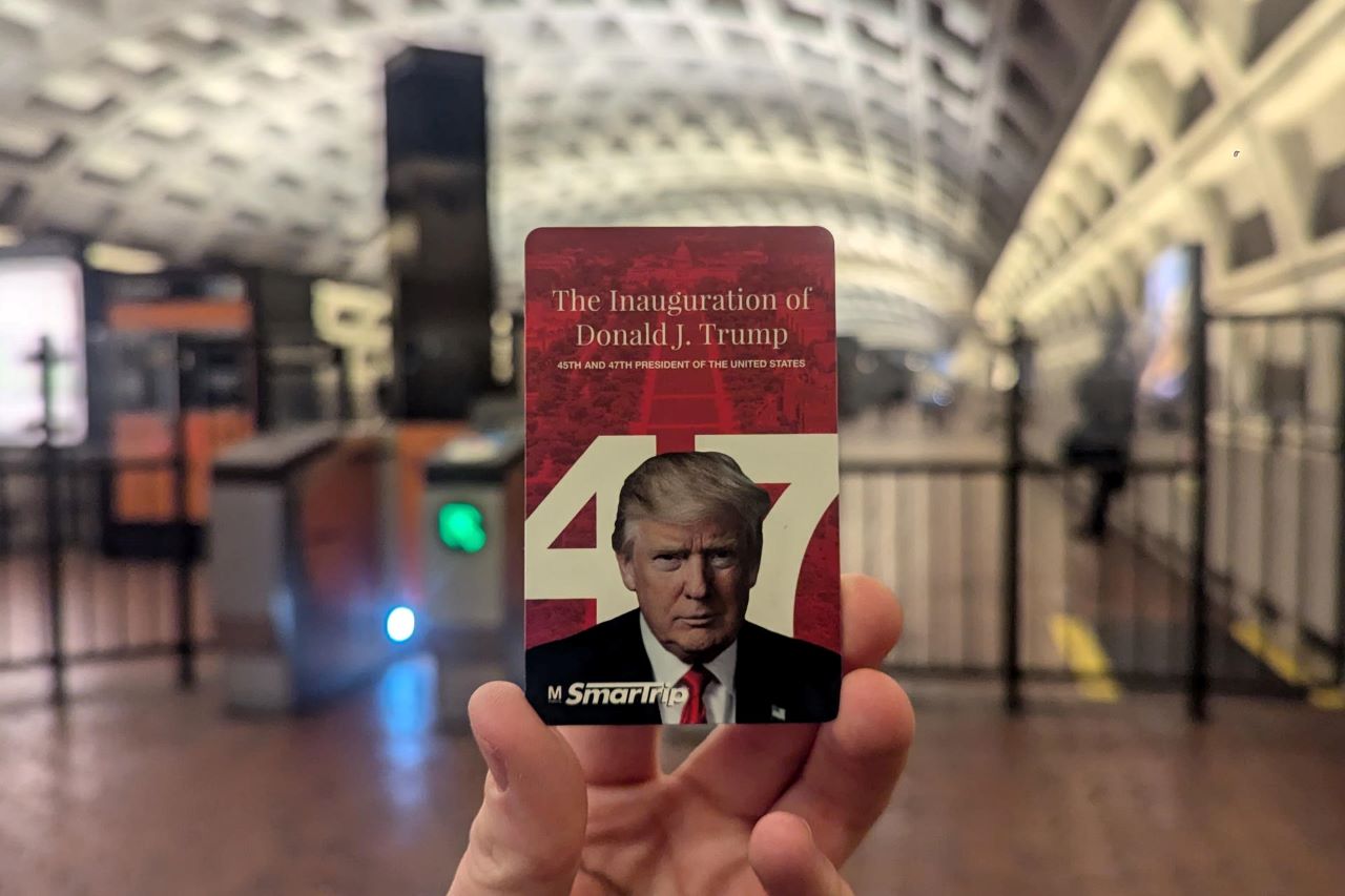 El metro de Washington lanza tarjetas para conmemorar investidura de Donald Trump