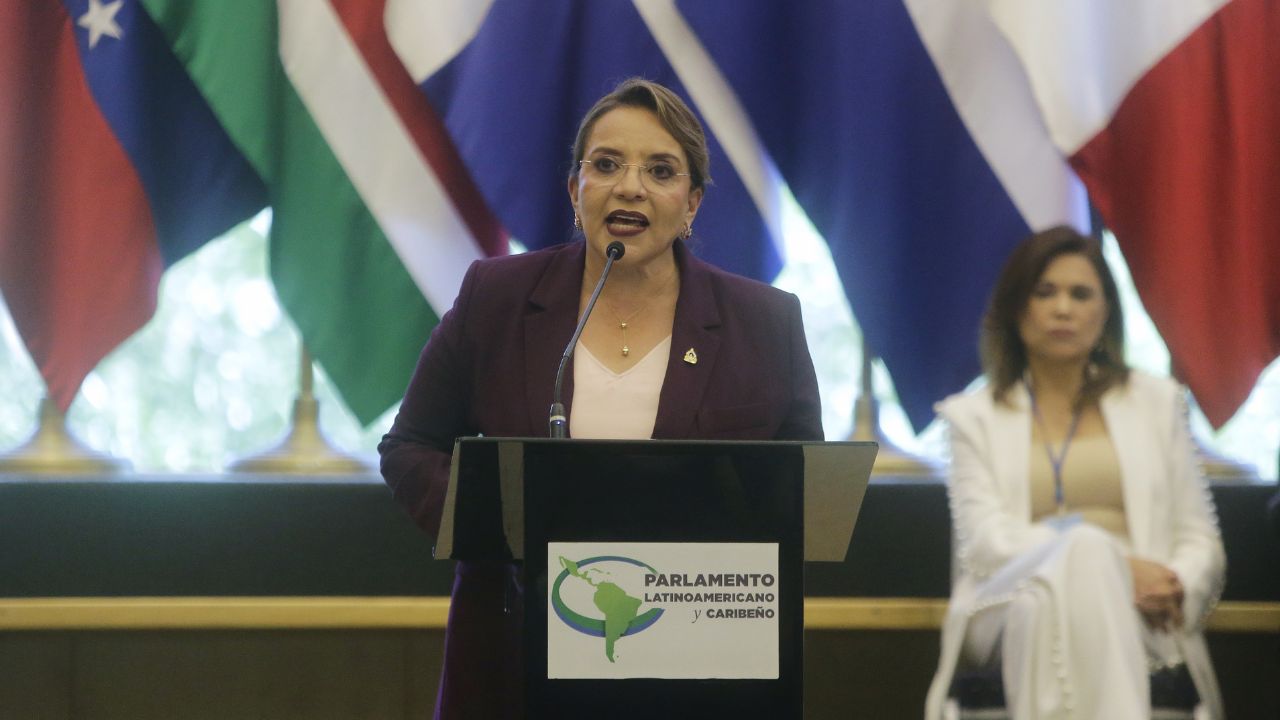 Presidenta Castro anuncia 'programa de emergencia' para apoyar a migrantes deportados