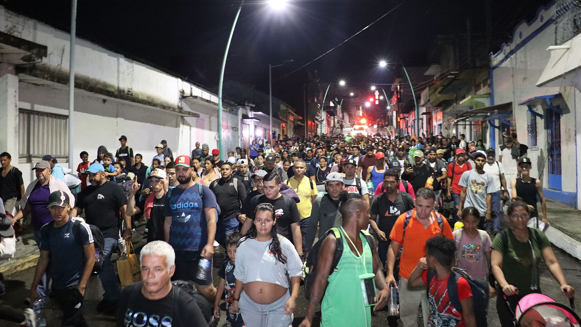 Caravana migrante sale del sur de México hacia EE.UU. a una semana del regreso de Trump