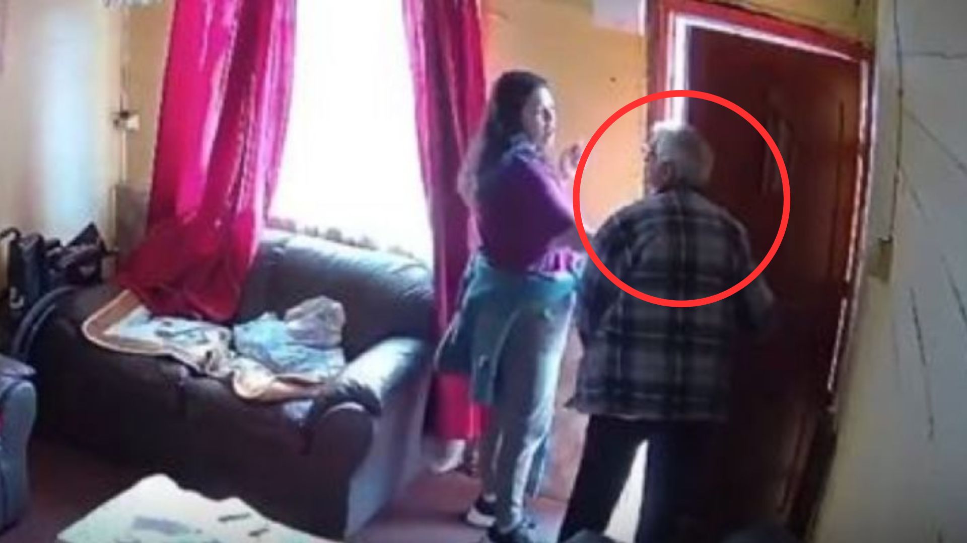 VIDEO: Mujer irrumpe en casa y asalta brutalmente a adulto mayor
