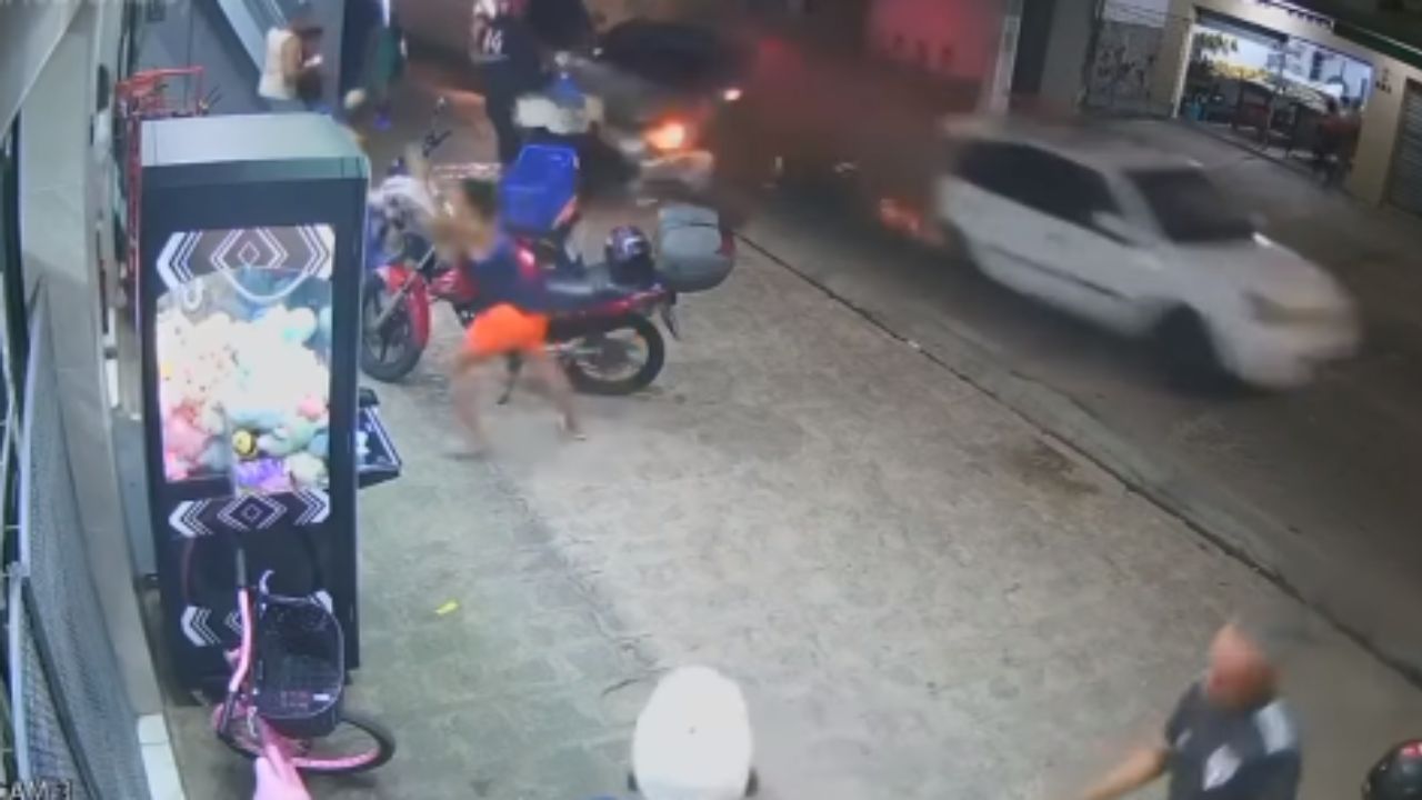 Mujer pierde las piernas y muere al quedar aplastada por carro accidentado