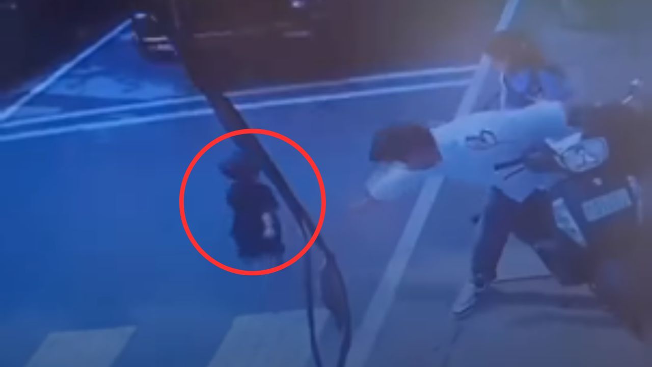 Vídeo: Niño se salva de morir atropellado por un camión