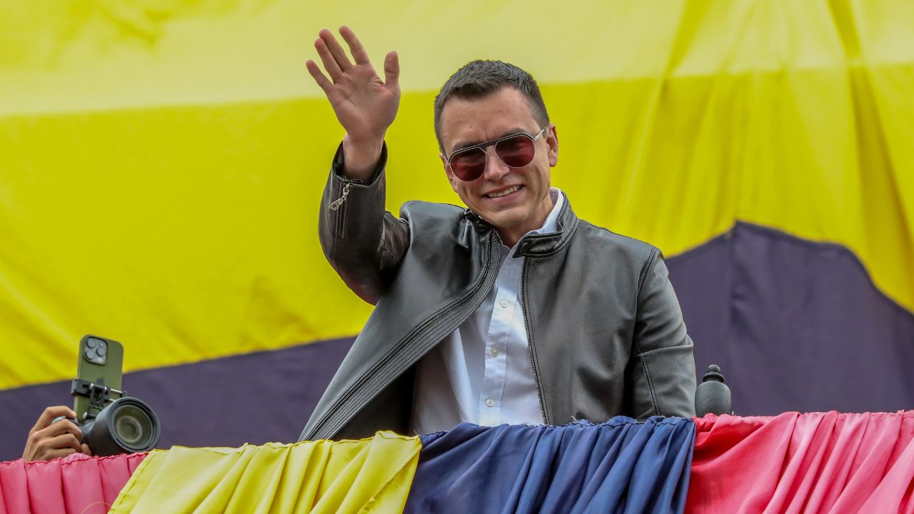 Noboa retoma antes de lo previsto la Presidencia de Ecuador por el asesinato de un alcalde