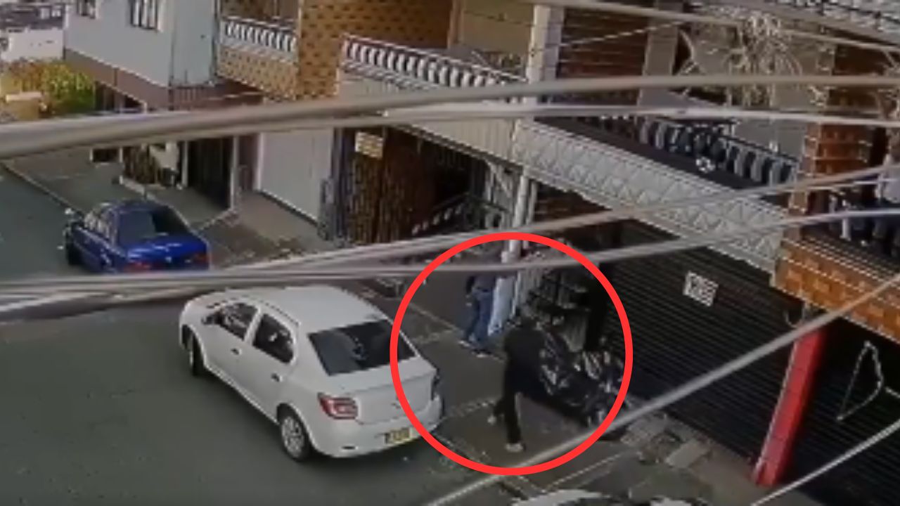 Cámara graba momento en que matan a periodista al llegar a su lugar de trabajo