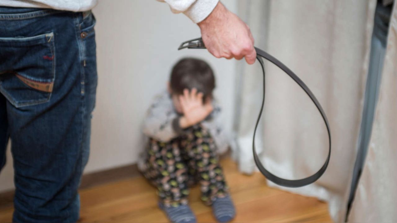 'No podía sentarse': así golpeó abogado hondureño a su hijo de 5 años porque no se sabía los números