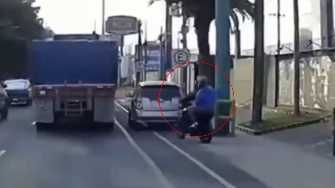 Video: Sicarios atacan a ocupantes de un vehículo y son atropellados por otro conductor