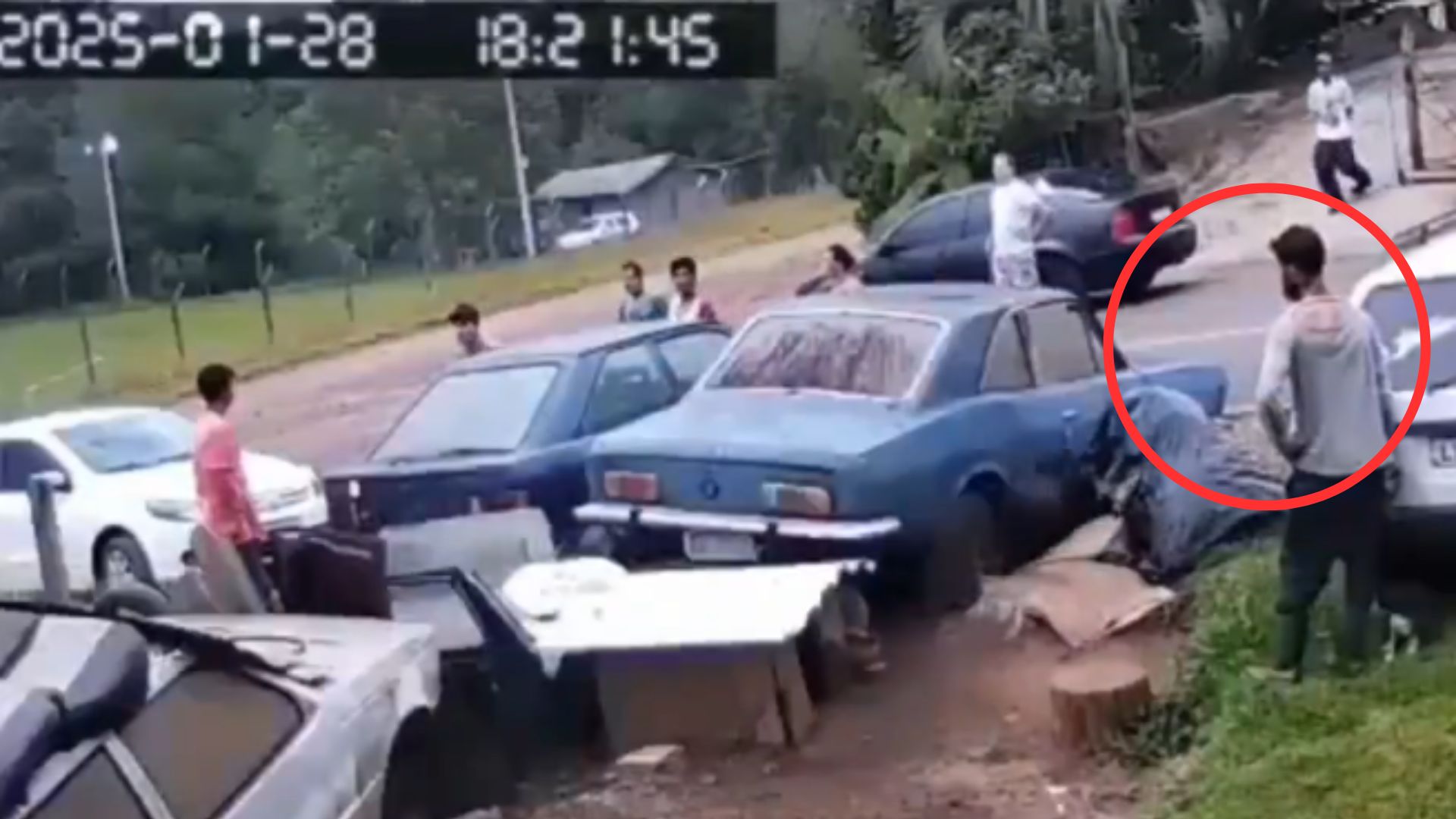 VIDEO: Vecinos se enfrentan y matan a hombre por pelear parqueo