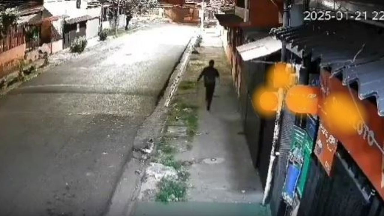 En video quedó el momento en que un joven es alcanzado por una bala perdida en plena calle