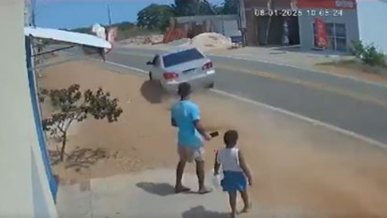 VIDEO: recoger una moneda segundos antes evitó que padre e hija fueran arrollados por auto