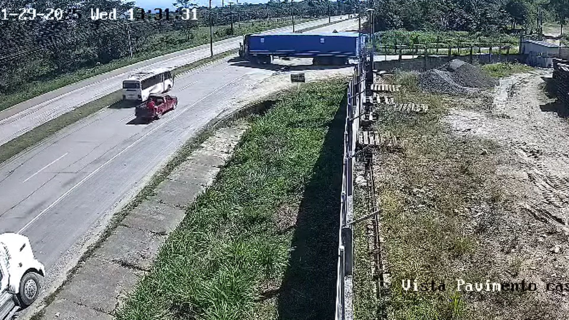 Sale a la luz video del accidente entre rastra y bus en Puerto Cortés