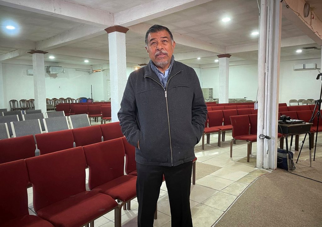 Pastor Francisco González dentro de iglesia en Ciudad Juárez.