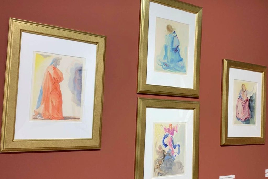 Dibujos de Salvador Dalí sobre una pared.