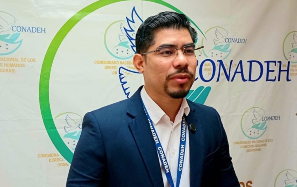 Frank Cruz viendo al frente