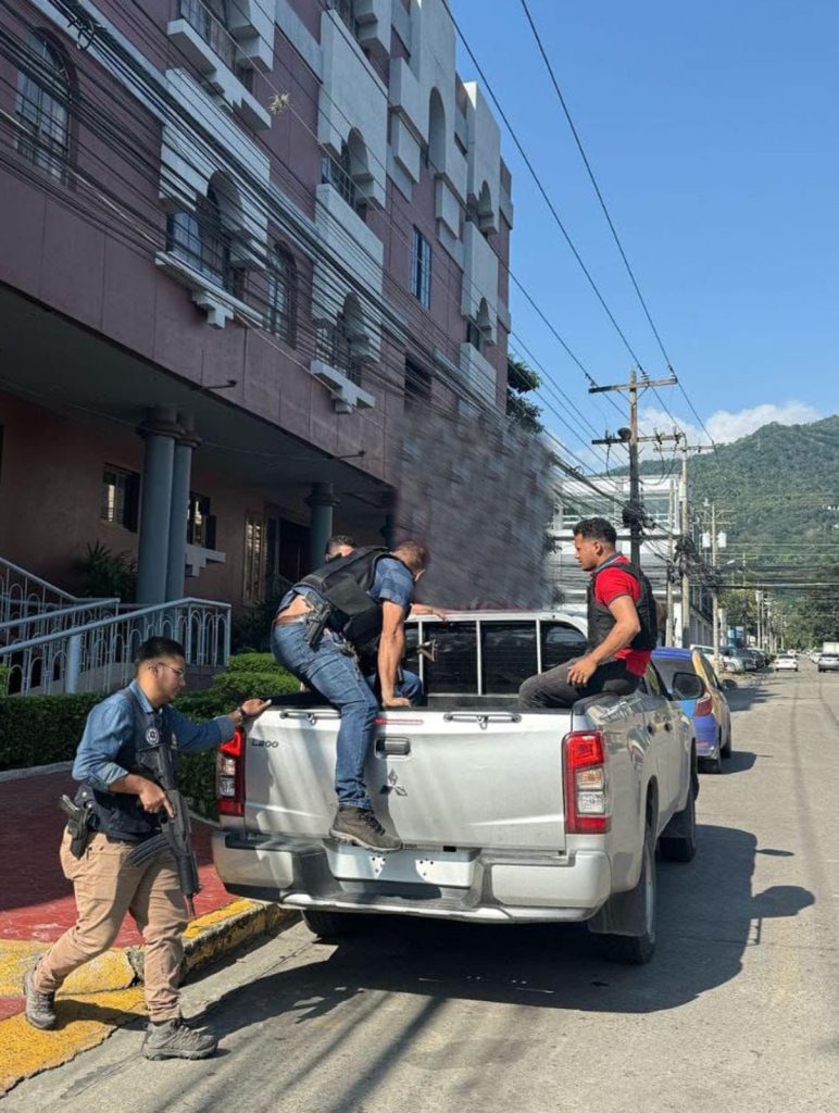 Policías en un vehículo pickup
