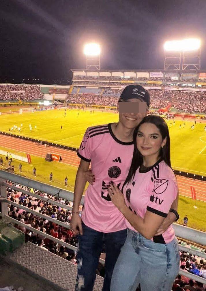 María Fernanda Alemán junto a un joven