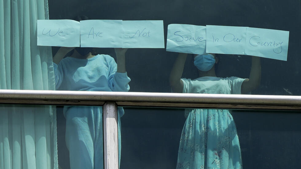 Personas sosteniendo un cartel