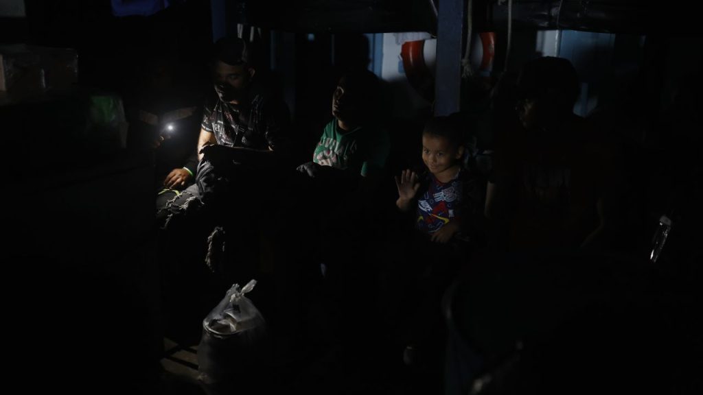 Migrantes en un lugar oscuro