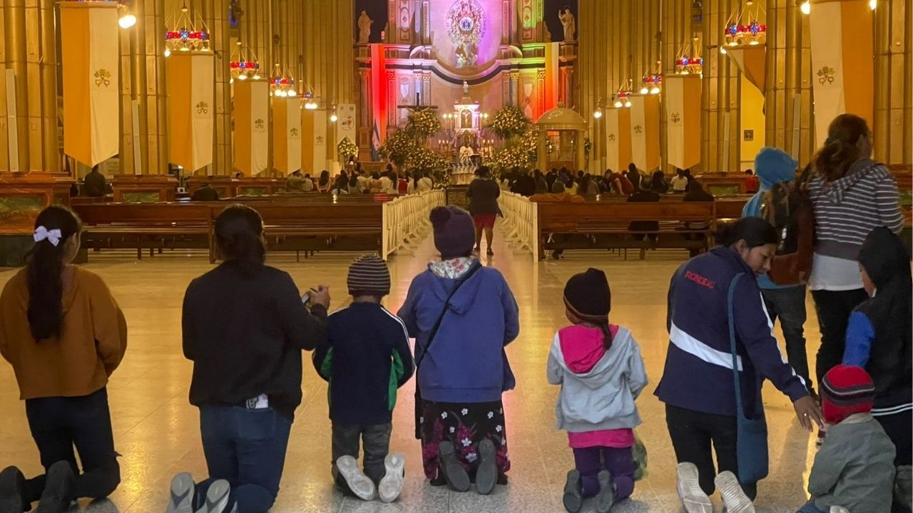 Familia llega de rodillas a rendir tributo a la Morenita de Honduras este domingo