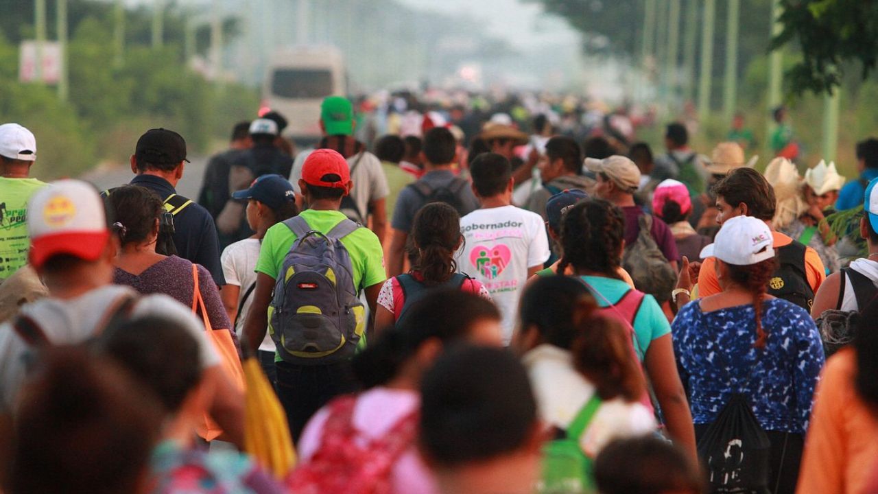 Migrantes continúan su avance hacia la frontera pese a mayor vigilancia y llegada de Trump