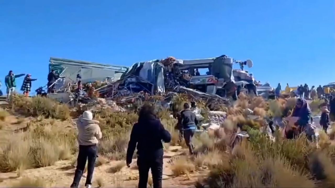 Accidente de autobús de pasajeros en Bolivia deja unos 30 muertos