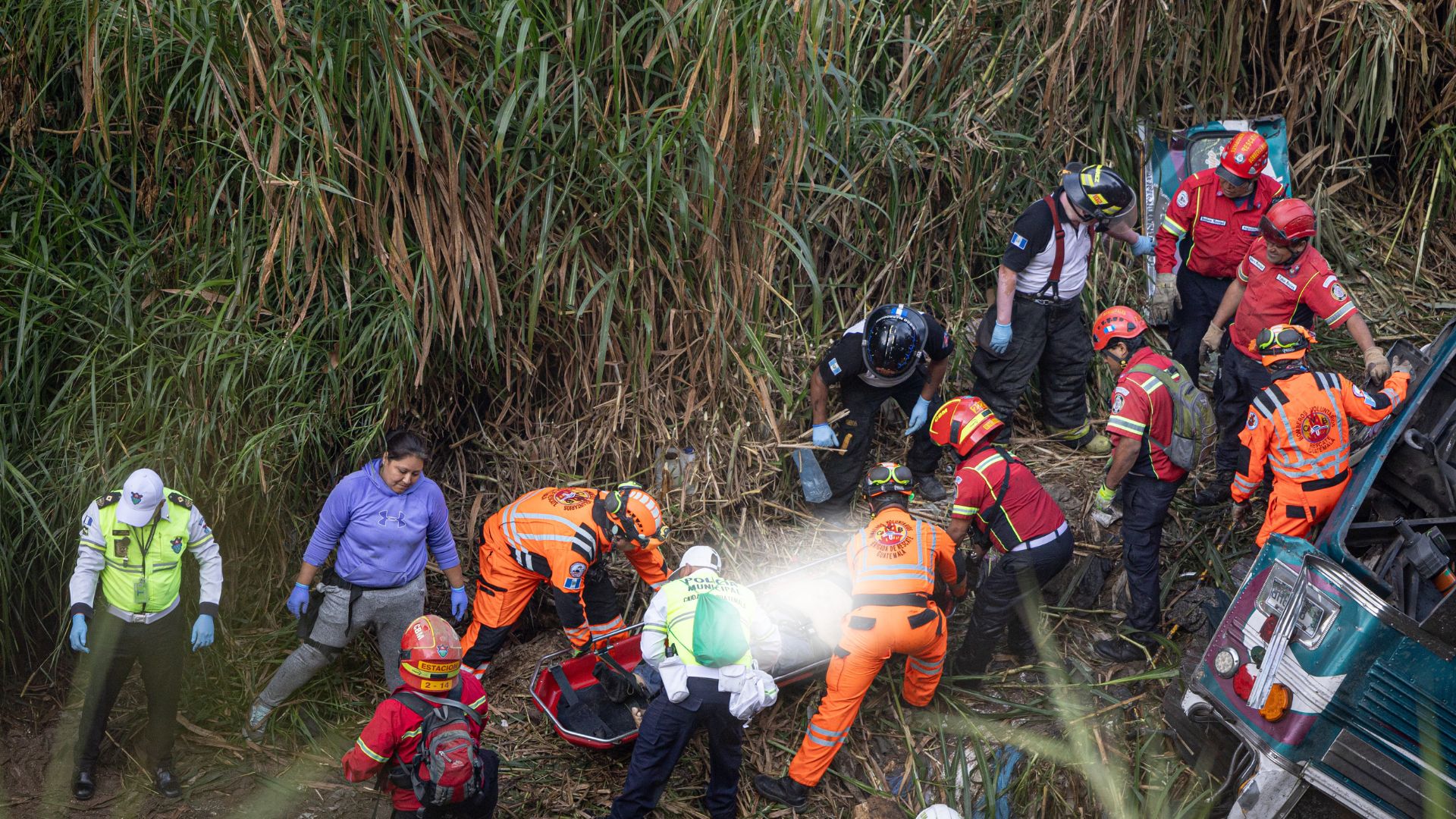 Autobús cae a barranco y enluta a Guatemala con al menos 52 muertos