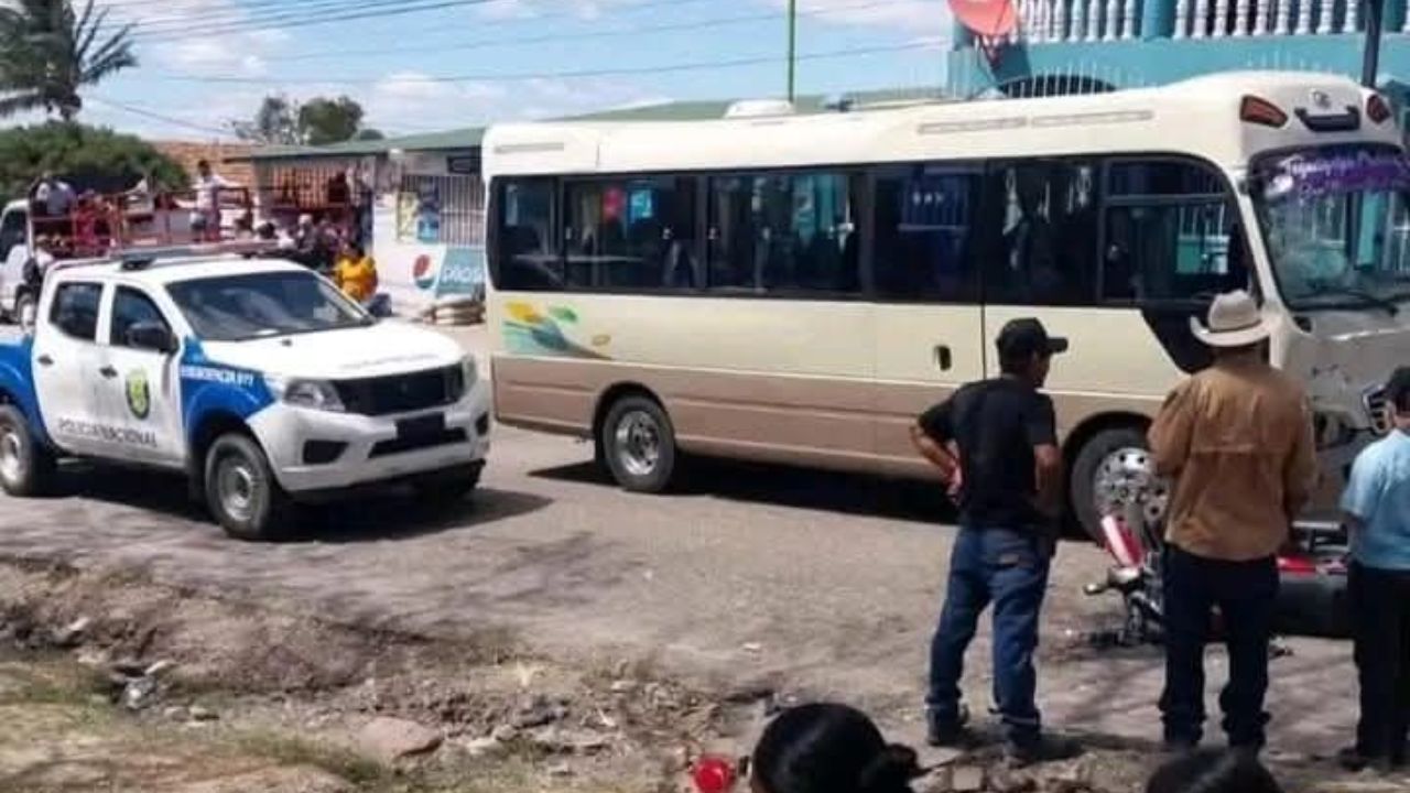 Accidente entre motocicleta y microbús deja dos mujeres muertas