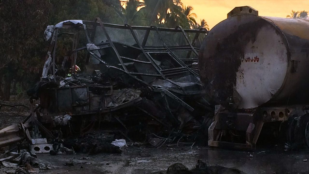 Decenas de muertos deja choque entre un autobús y un tráiler en el sureste de México