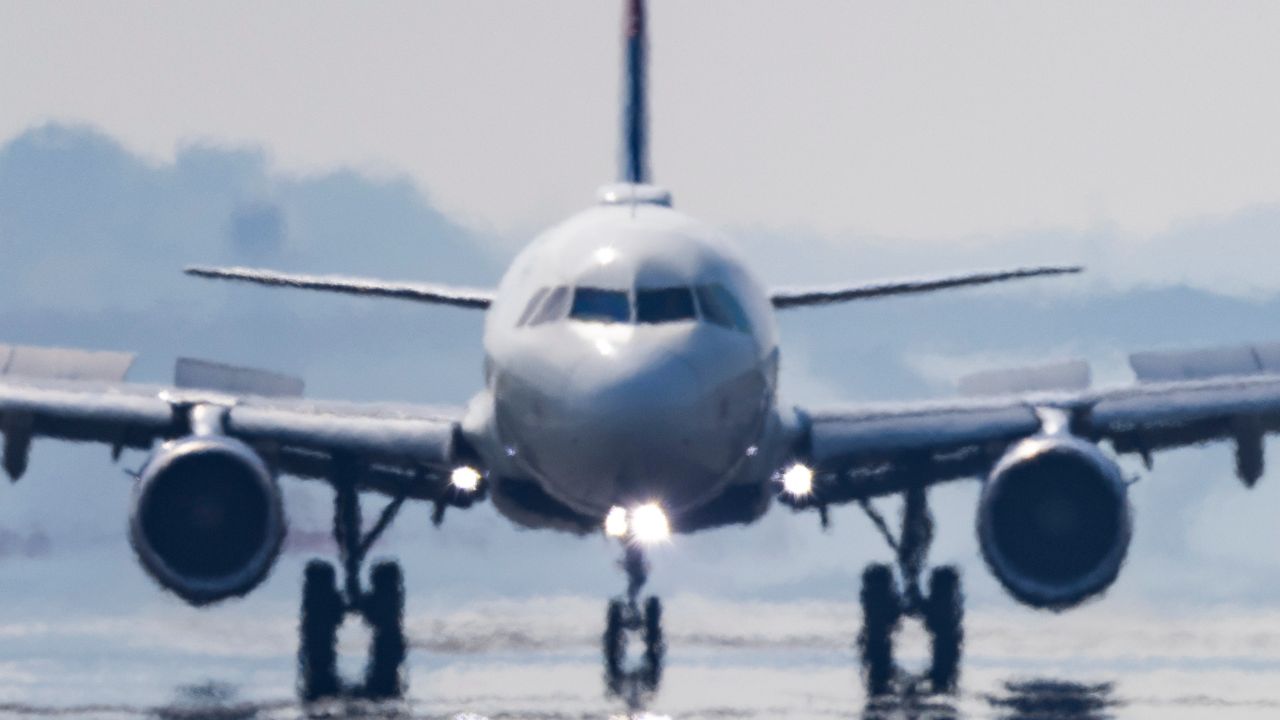 Avión de pasajeros sufre un aparatoso accidente al aterrizar en Canadá