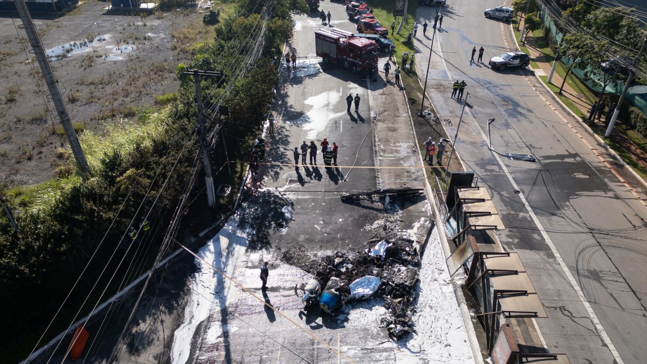 Avioneta se estrella contra transporte público en Brasil y deja dos muertos