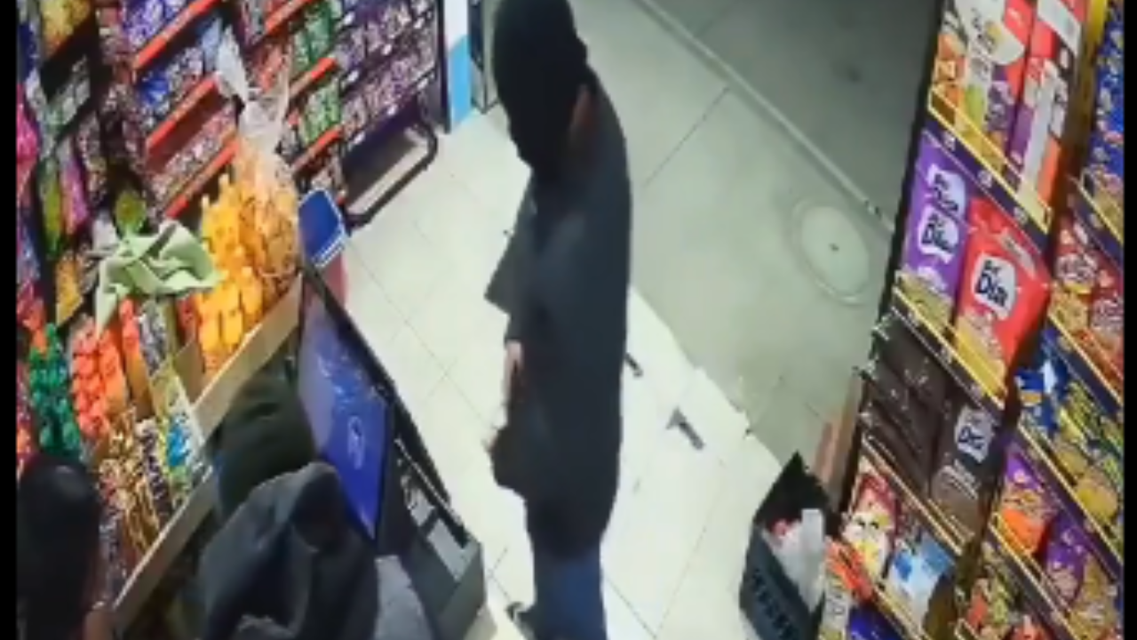 Video: Cámara de seguridad registra impactante asalto a un negocio
