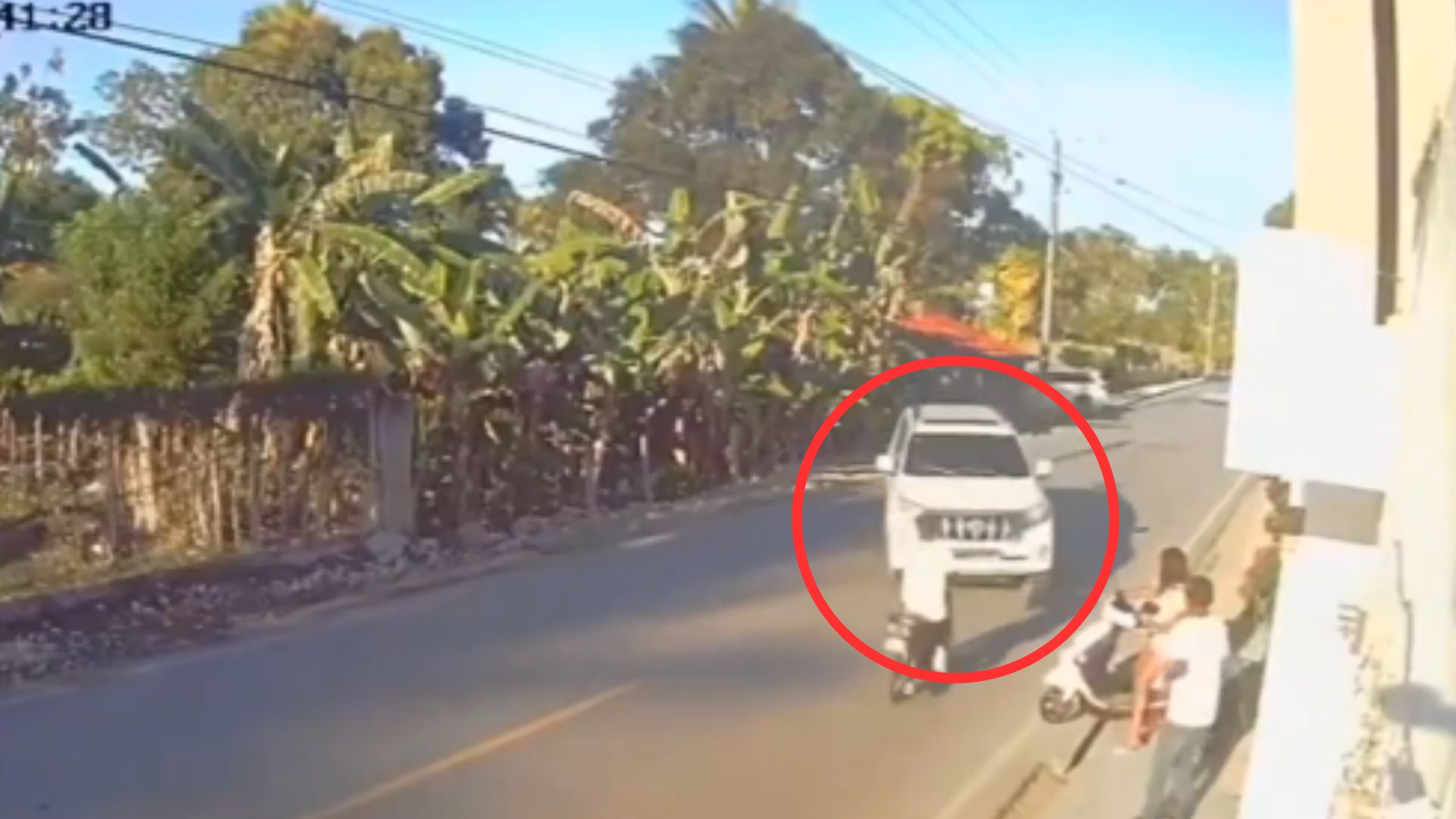 Video: conductora de camioneta pierde el control y mata a dos personas