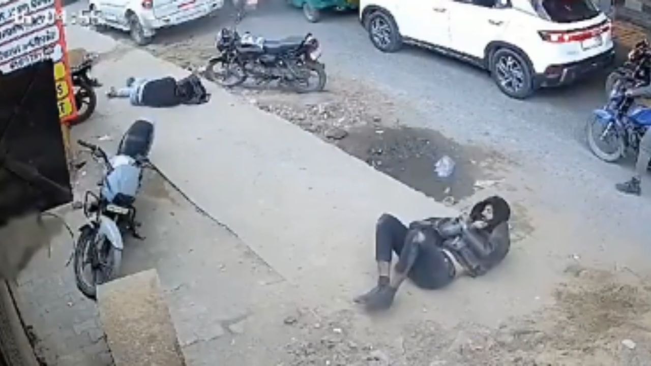Graban caída y muerte de ciclistas, presuntamente atropellados por un carro
