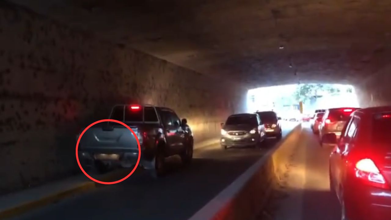 Exponen a conductor de carro de lujo yendo en contravía bajo puente en la capital