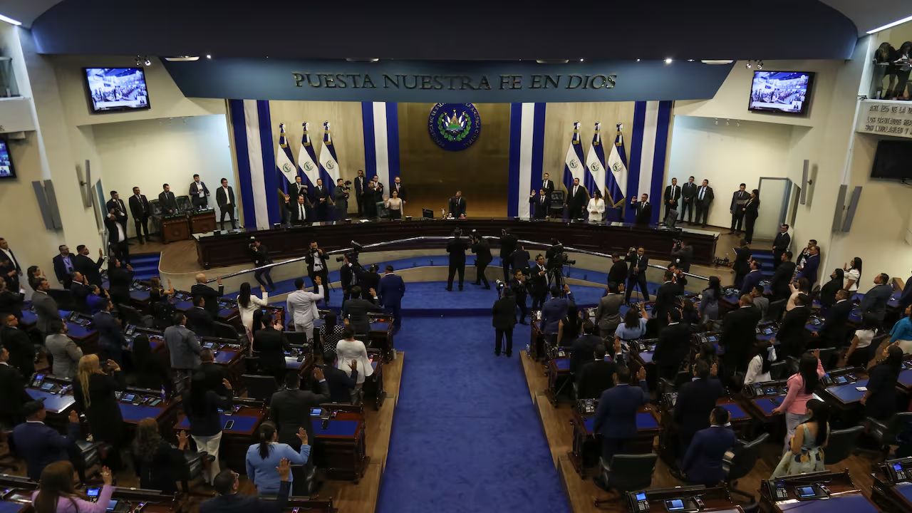 Congreso de El Salvador elimina financiamiento público a partidos políticos