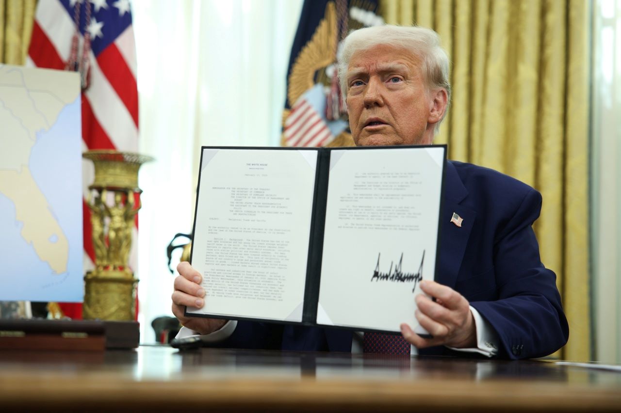 Trump amenaza con aranceles del 100 % a países que pretenden sustituir al dólar