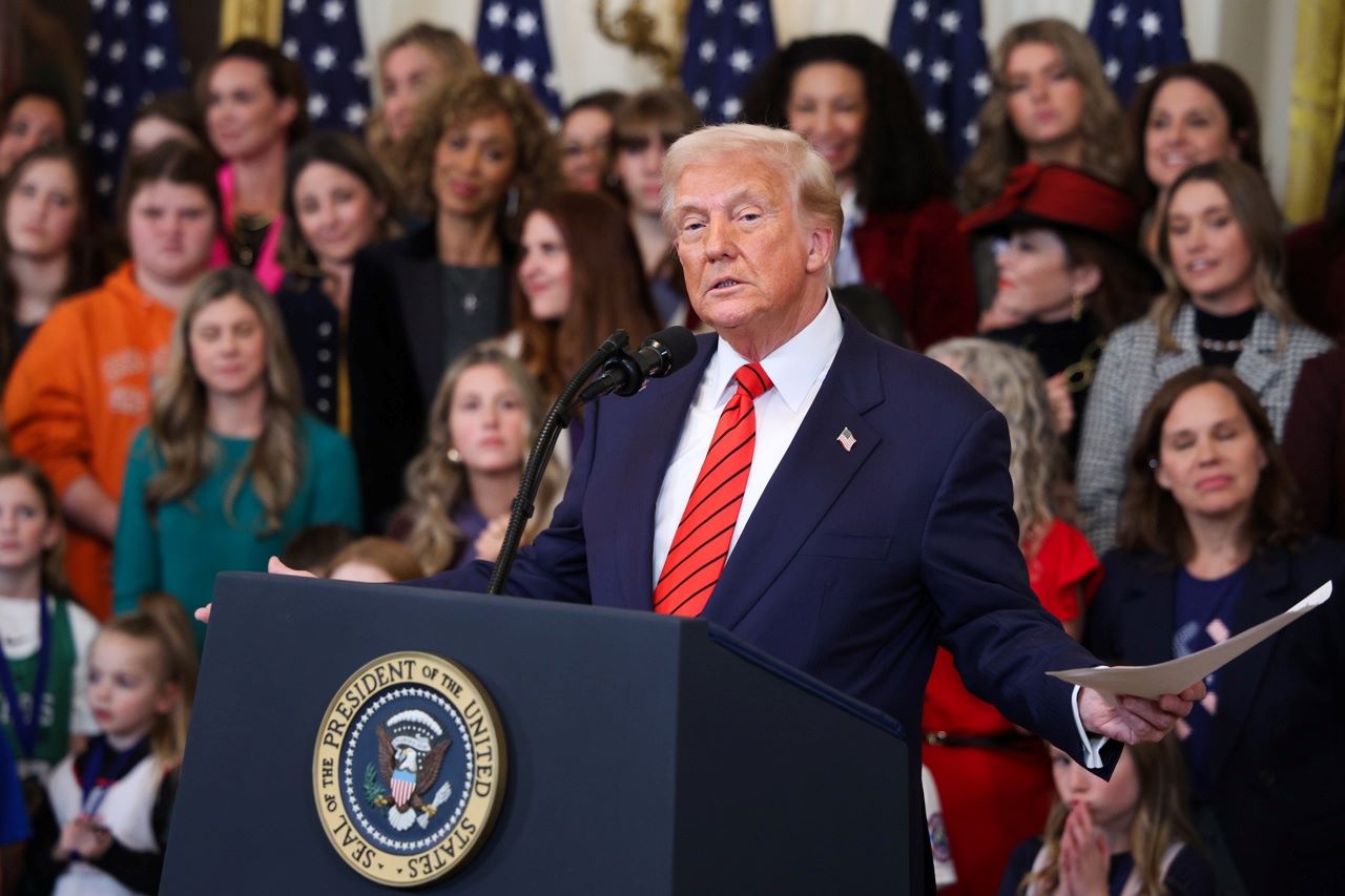Orden de Trump: hombres fuera de deportes femeninos