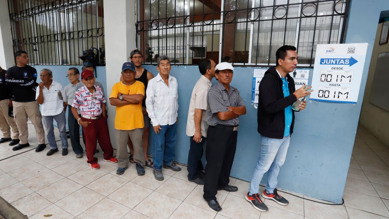 Cierran las urnas en las elecciones generales de Ecuador y comienza el conteo de votos