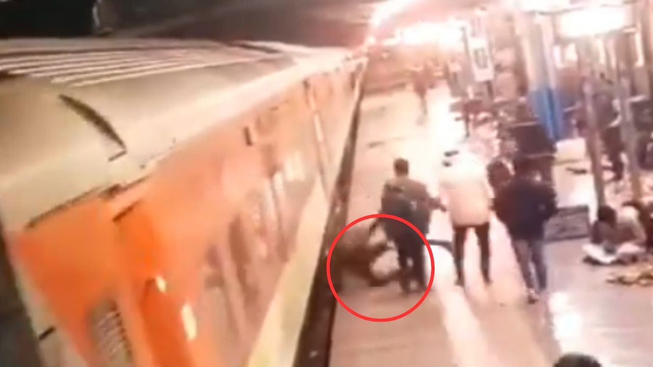 Vídeo: Hombre con problemas mentales empuja a otro hacia tren en movimiento