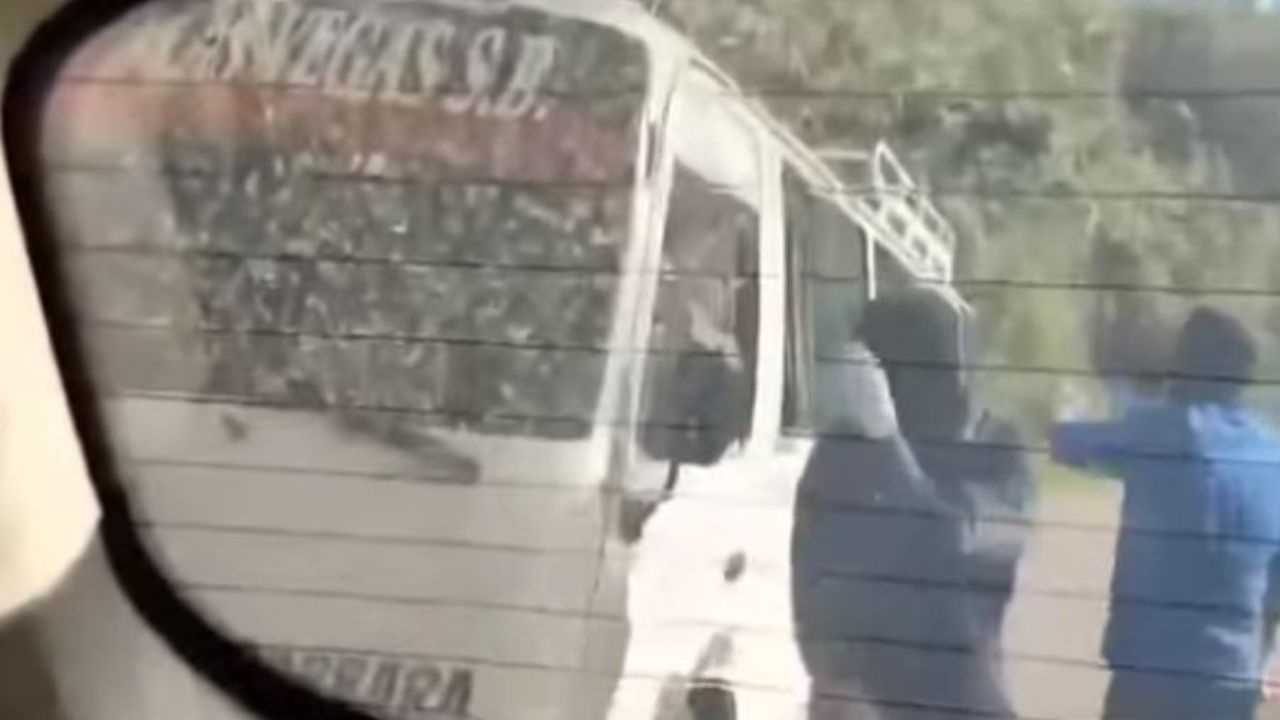 VIDEO: Graban a encapuchados disparando contra autobús en Santa Bárbara