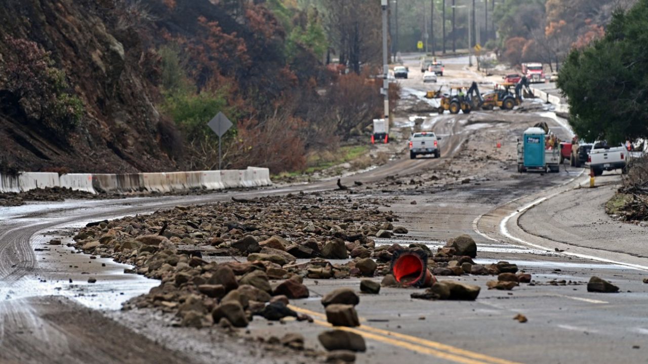 Intensas lluvias en Los Ángeles causan deslaves en zonas devastadas por los incendios