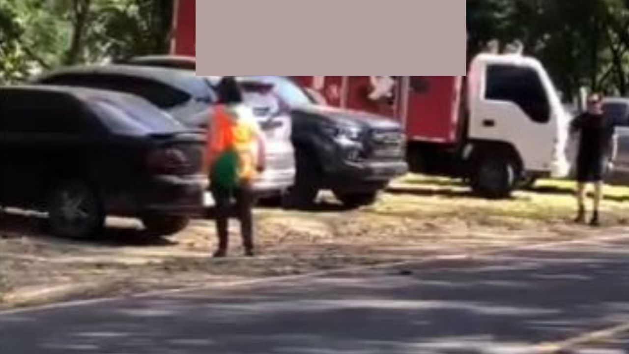 Conductor y mujer se amenazan mutuamente por cobro de "cuidado de carro" en San Pedro Sula