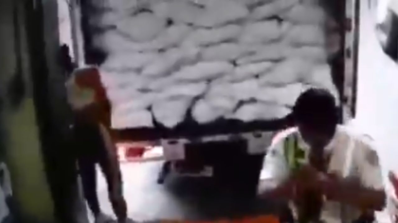 Hombre es aplastado por un camión mientras trabajaba y queda grabado en vídeo