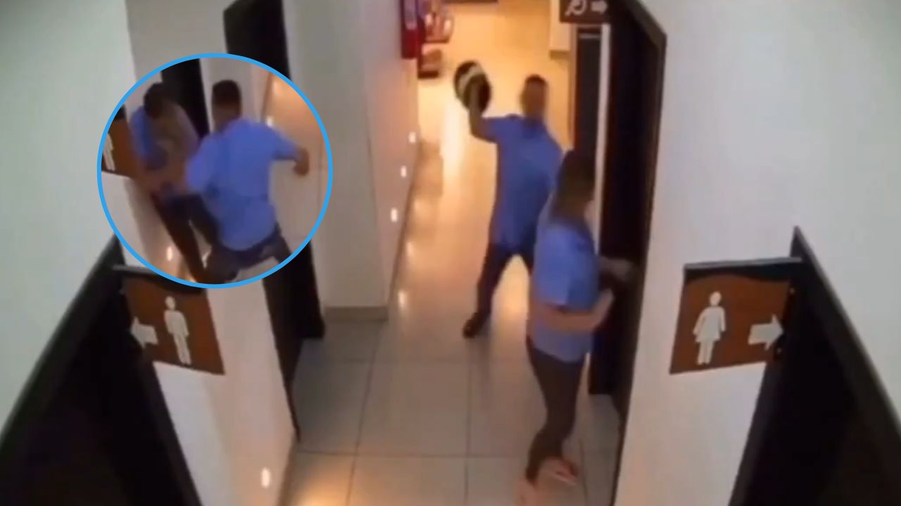 Cámara capta cuando hombre ataca con casco de moto y cuchillo a compañera de trabajo por 'celos'