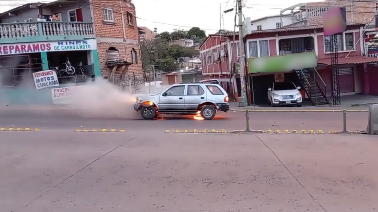 Incendio consume una camioneta en un bulevar de Comayagüela